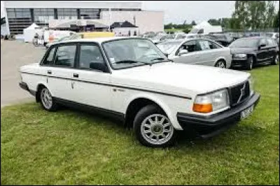 Cette voiture est une...