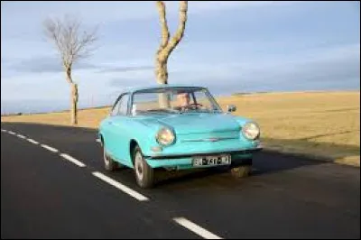 Cette voiture est une...