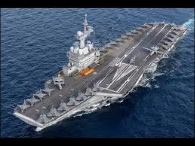 Quelle est la capacité, en personnel, du porte-avions Charles de Gaulle ?