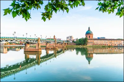 Comment Toulouse est-elle surnommée ?