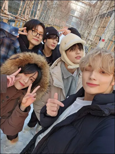 Quel membre de TXT est gaucher ?