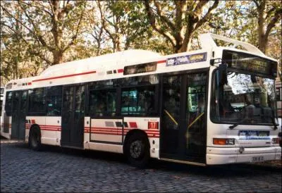Dans les transports publics ( bus, train, métro ) il est d'usage d'offrir son siège à. .