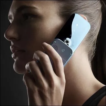 Toujours dans les mêmes endroits, il n'y a rien d'impoli dans le fait de parler fort à une personne qui nous accompagne, ou au téléphone.