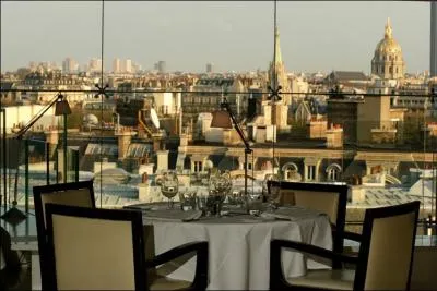 Il est d'usage que dans un dîner à deux, l'homme invite la femme qui l'accompagne.