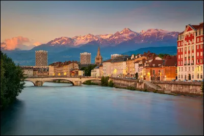 Dans quel département la commune de Grenoble est-elle située ?