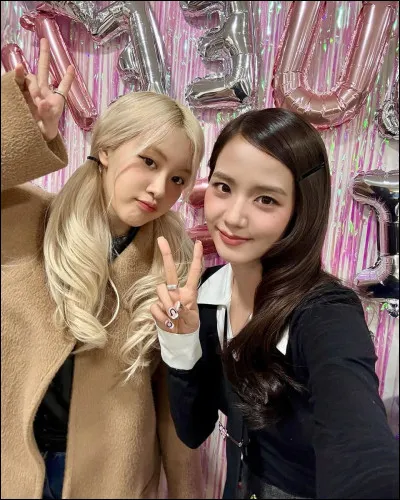 Qui sont ces deux idoles sur la photo ?