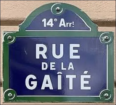 Devant sa dénomination à son implantation au débouché de la rue de la Gaîté ; Gaité est une station de la ligne 13 qui fut ouverte en 1937. Lieu de festivité, on trouve encore de nos jours de nombreux théâtres, des restaurants, des sexshops...
Quelle salle de spectacle se situe dans cette rue ?