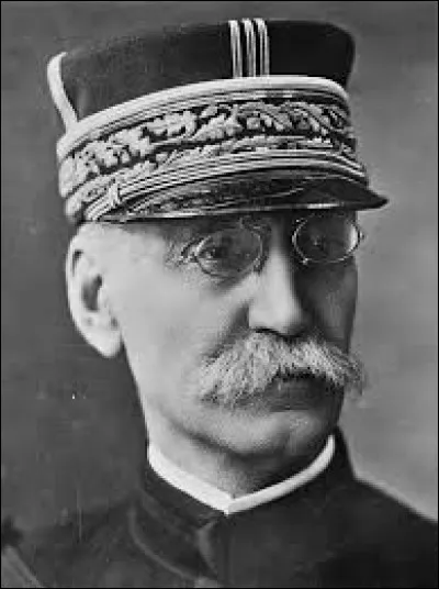 Située sur la commune de Bagnolet, Galliéni est une station de la ligne 3 qui a ouvert ses portes en 1971. Joseph Galliéni (1849-1916) est un maréchal de France et administrateur colonial. Nommé gouverneur de Paris le 26 août 1914, il reste célèbre pour avoir mis à disposition les fameux taxis de la Marne. 
Combien de soldats seront emmenés au front grâce à ce moyen de locomotion ?