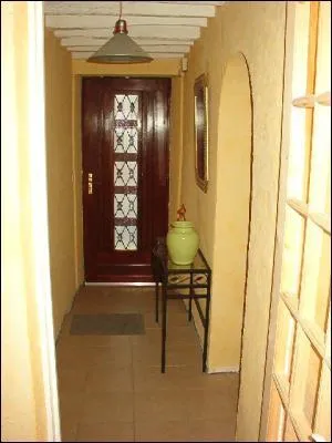 Dans un lieu priv il laissera passer la femme devant lui.