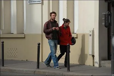 L'homme marche toujours du ct rue quand il est accompagn d'une femme . .