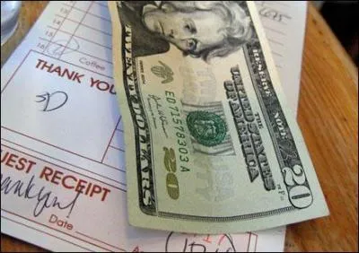 L'homme galant paie la note du restaurant, mieux encore il s'arrange pour se rendre discrtement  la caisse avant que l'on amne l'addition.