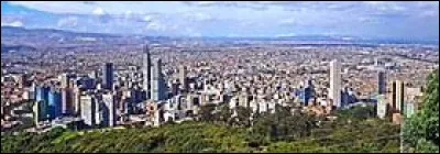 Je m'écoule vers le nord, et avant d'entrer au Brésil, je traverse le sud de la Colombie, très loin de sa capitale, qui est :