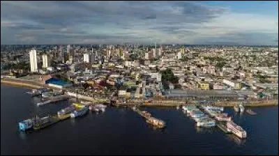Beaucoup plus loin en aval, je passe à proximité de la plus grande ville de la jungle amazonienne, capitale de l'Etat d'Amazonas, il s'agit de :
