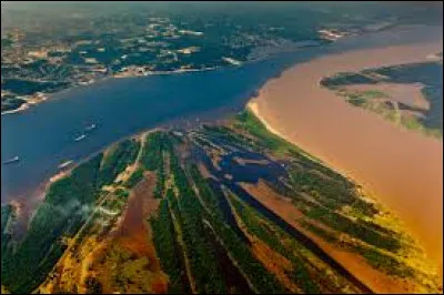 Juste après la ville citée ci-dessus, je suis rejointe par une rivière immense aux eaux noires, le rio Negro : comment s'appelle cette jonction bien particulière, où les eaux des deux affluents ne se mélangent pas pendant des dizaines de kilomètres ?