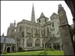 Love au fond d'un estuaire, la ville tage au flanc d'une colline sa cathdrale St-Tugdual, ses ruelles et ses maisons  pans de bois.
