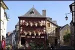 Btie sur le flanc d'une colline couronne par la collgiale Notre-Dame, c'est l'ancienne capitale du duch de Ponthivre. La place du Martray, le muse Mathurin-Mhent, le Haras National.