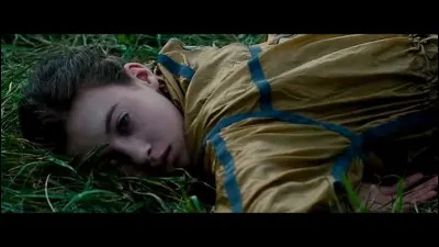 Qui a sauvé Katniss lors de son combat contre Clove ? (Hunger Games tome 1 )
