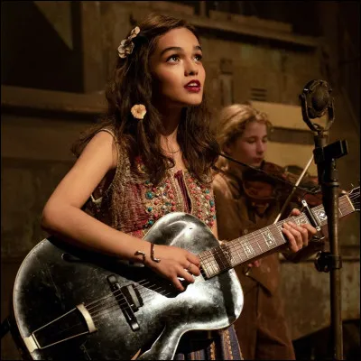 De quelle couleur était là robe de Lucy Gray au début ? (La Ballade du serpent et de l'oiseau chanteur.)