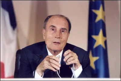 Quelle année marque la disparition de François Mitterrand ?
