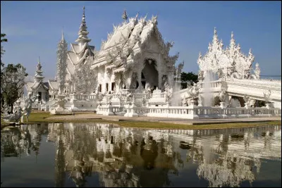 Le temple blanc est un monument si enchanteur qu'il serait digne des contes de fée ! Construit en 1997 par l'artiste Chalermchai Kositpipat, sa blancheur immaculée évoque pour l'artiste la pureté du bouddhisme. Dans quel pays a-t-il été érigé ?