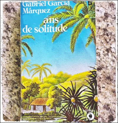 Quel livre de Gabriel Garcia Márquez relate l'exode d'une famille dans le village de Macondo, mêlant le fantastique et la réalité ?