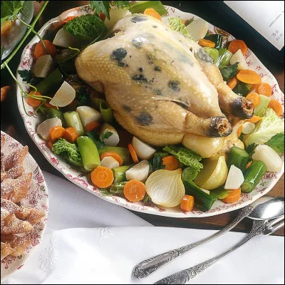 Chef d'uvre culinaire de l'inoubliable Paul Bocuse, c'est la poularde demi-deuil. Quel champignon intervient dans sa préparation ?