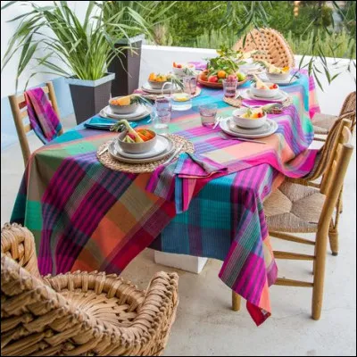 Quel nom, également titre d'une comédie de Molière, désigne un hôte qui offre à dîner ?