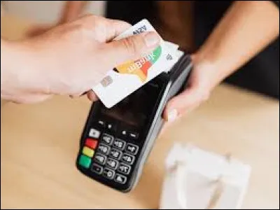 D'une personne qui est extravagante et gaspille son argent de manière imprudente, on peut dire qu'elle "jette l'argent par les...