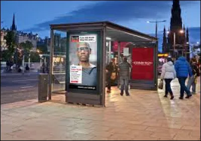 Bon, je vais rentrer chez-moi. Je n'ai plus qu'à attendre sous cet abribus.