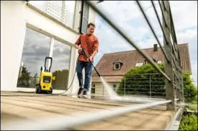 Pour nettoyer ma terrasse, j'ai utilisé un nettoyeur haute-pression.