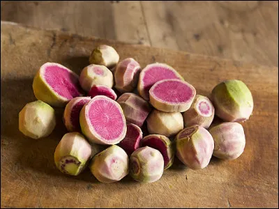Originaire de Chine, le radis Red Meat possède une chair de couleur rose ayant une saveur mêlant celle du radis et de :