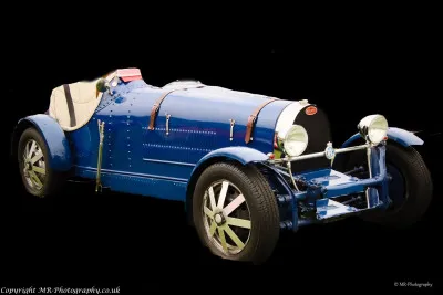 Quelle est la marque de cette voiture ancienne ?