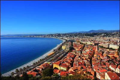 Quelle est la baie qui encercle la ville de Nice ?