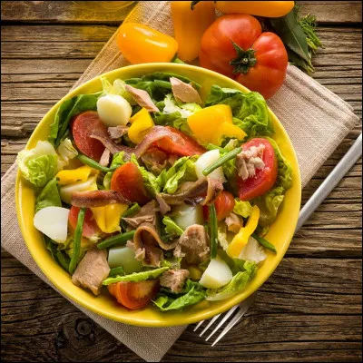 Quel ingrédient figure dans la recette traditionnelle de la salade niçoise ?