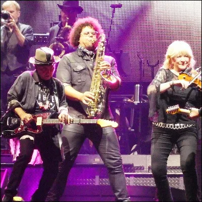 Quel chanteur américain, qui a souvent abordé les problématiques de la classe ouvrière, est accompagné du E Street Band ?