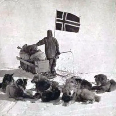 En quelle année, marquée par le deuxième Prix Nobel de Marie Curie et lincident dAgadir entre la France et lAllemagne, a vu larrivée de Roald Amundsen au pôle Sud ?