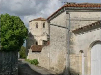 Notre promenade prend fin e Nouvelle-Aquitaine, à Saint-Saturnin. Commune de l'aire d'attraction Angoumoisine, elle se situe dans le département ...