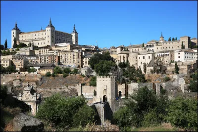 Quelle ville est appelée « Ville aux trois cultures » ?