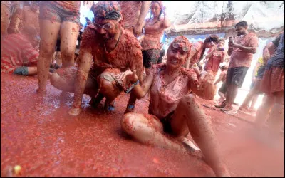 Lors de quelle fête espagnole peut-on observer d'énormes batailles de tomates dans la ville de Buñol ?