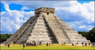Quel est le nom de lancienne cité maya située au Mexique, célèbre pour cette pyramide dédiée à Kukulcán ?