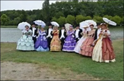 Il continue dans sa chanson par le mot "cotillon", ce mot Cotillon peut désigner plusieurs choses, dans notre cas, que désigne-t-il ?