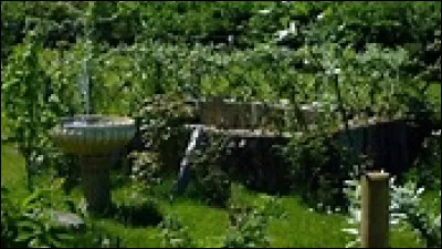 Dans son poème "Le plus beau pays du monde", Philéas Lebesgue nous dit : 
"Au printemps, la rose abonde
Aux abords de ses courtils,"
Que sont ces courtils ?