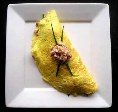 L'omelette doit tre imprativement coupe au couteau.