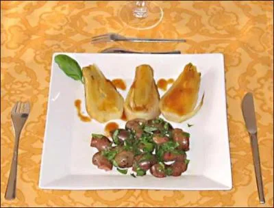 On ' pousse ' les morceaux de viandes, les lgumes sur sa fourchette  l'aide du couteau.