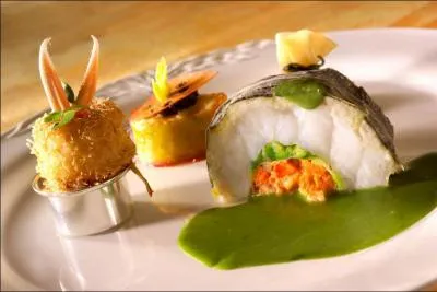 On ne sort jamais une arte de poisson de sa bouche avec ses doigts, on la dpose du bout des lvres sur la fourchette et on la place sur le ct de l'assiette.