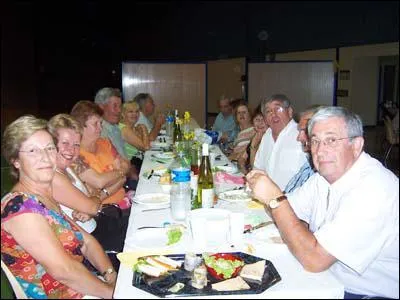 On place de prfrence une femme entre deux hommes.