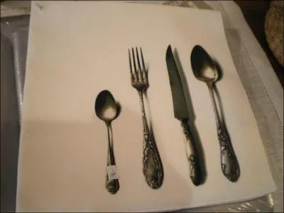 La cuillre pour le potage se trouve  gauche de l'assiette.