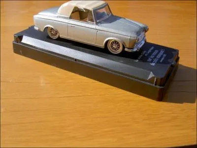 Je suis la voiture de Colombo une Peugeot ... :