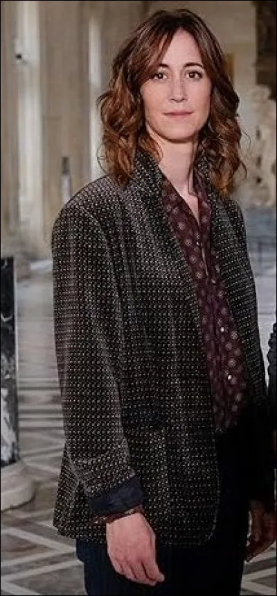 Et comment s'appelle la femme qui l'aide (et qui n'est pas policière) ?