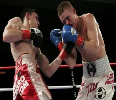 Comment s'appelle, en boxe, un coup frapp de bas en haut ?